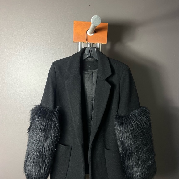 ZARA Blazer Jacket Black faux fur sleeves, front oversized pockets. - Picture 4 of 5